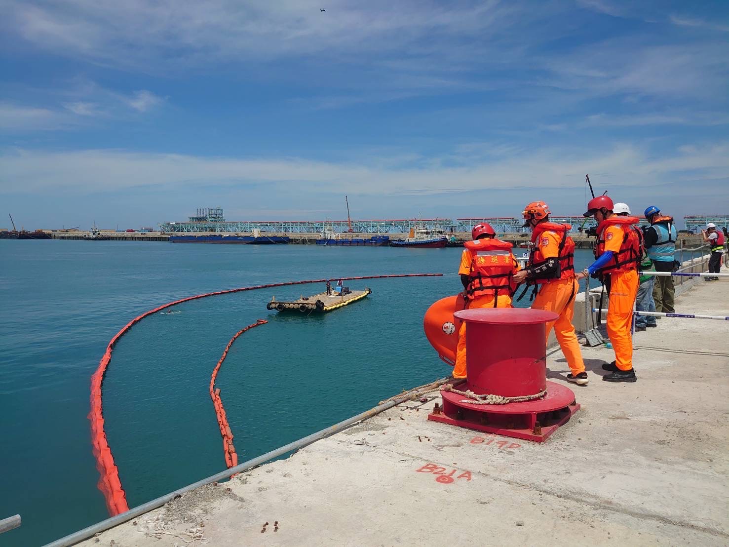 海洋環境安全守護 桃園市聯手海委會及中油公司 執行海洋污染緊急應變聯合演練4.jpeg